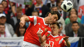 14 июня. Москва. Лужники. Россия - Саудовская Аравия - 5:0. Юрий ЖИРКОВ и Александр ГОЛОВИН (№ 17) ведут борьбу за мяч.