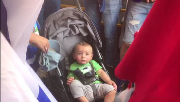 Как болельщики сборной России спасают от жары крошечного уругвайца