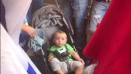 Как болельщики сборной России спасают от жары крошечного уругвайца