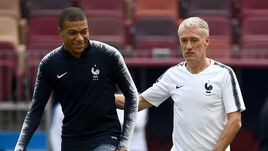 Понедельник. Москва. Лужники. Кильян МБАППЕ и Дидье ДЕШАМ на предматчевой тренировке сборной Франции.