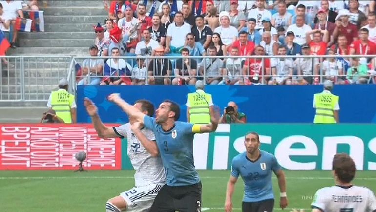 Момент в матче Уругвая - Россия. Артем ДЗЮБА и Диего ГОДИН. Момент в матче Уругвая - Россия. Артем ДЗЮБА и Диего ГОДИН.