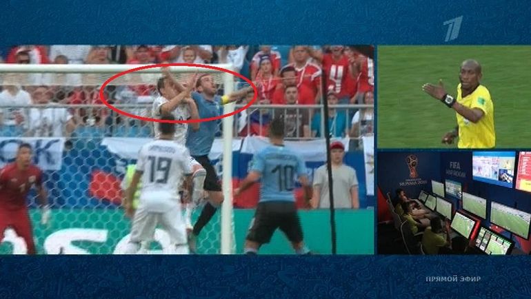 Момент в матче Уругвая - Россия. Артем ДЗЮБА и Диего ГОДИН. Момент в матче Уругвая - Россия. Артем ДЗЮБА и Диего ГОДИН.