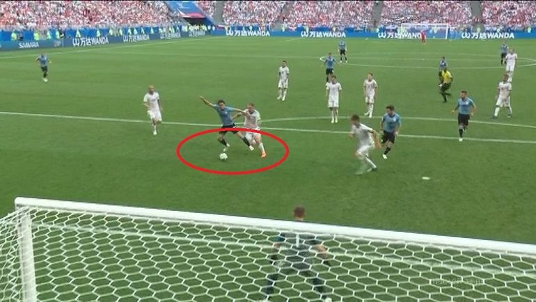 Момент в матче Уругвая - Россия. Эдинсон КАВАНИ и Сергей ИГНАШЕВИЧ. Момент в матче Уругвая - Россия. Эдинсон КАВАНИ и Сергей ИГНАШЕВИЧ.