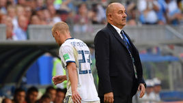 Понедельник. Самара. Уругвай - Россия - 3:0. Станислав ЧЕРЧЕСОВ (справа) и удаленный Игорь СМОЛЬНИКОВ.