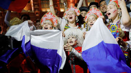 Болельщики сборной России на Никольской улице в Москве.