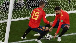 Понедельник. Калиниград. Испания - Марокко - 2:2. Серхио РАМОС (слева) и Жерар ПИКЕ после второго гола команды, который вывел их в 1/8 финала ЧМ-2018 с первого места.