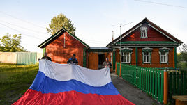 21 июня. Анненково. Семья КОРЕЛЕНОВЫХ на фоне собственного дома-музея.