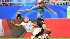 Понедельник. Самара. Уругвай - Россия - 3:0. 36-я минута. Игорь СМОЛЬНИКОВ (№ 23) сбивает Диего ЛАКСАЛЬТА. За этот фол арбитр покажет ему вторую желтую карточку.