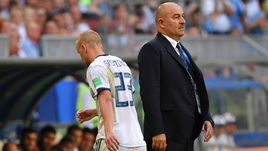 Понедельник. Самара. Уругвай - Россия - 3:0. 36-я минута. Удаленный за вторую желтую карточку Игорь СМОЛЬНИКОВ и Станислав ЧЕРЧЕСОВ.