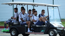 Понедельник. Москва. Лионель МЕССИ (слева) и его партнеры по сборной прибывают на тренировку.