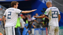 Понедельник. Самара. Уругвай - Россия - 3:0. Удаленный Игорь СМОЛЬНИКОВ (справа) и Мариу ФЕРНАНДЕС.