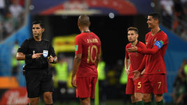 КРИШТИАНУ РОНАЛДУ (справа) получил только желтую карточку от арбитра Энрике КАСЕРЕСА за удар соперника.