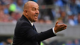 Главный тренер сборной России Станислав ЧЕРЧЕСОВ.