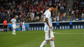 21 июня. Нижний Новгород. Аргентина - Хорватия - 0:3. Лионель МЕССИ покидает поле после разгромного поражения.