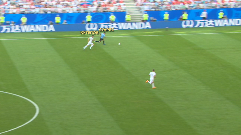 Суарес уходит от центрального защитника. Суарес уходит от центрального защитника.