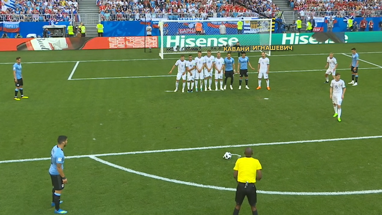 Игнашевич опекает Кавани. Игнашевич опекает Кавани.