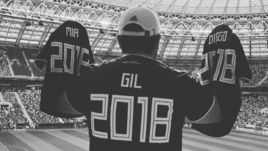 Хильберто МАРТИНЕС с футболками погибших сына и дочери.