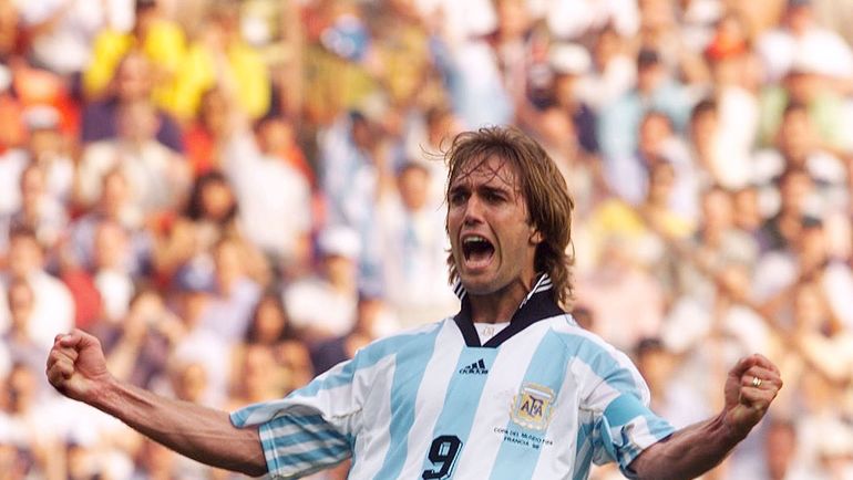 Габриэль БАТИСТУТА празднует один из пяти голов в ворота Ямайки. Фото REUTERS Габриэль БАТИСТУТА празднует один из пяти голов в ворота Ямайки. Фото REUTERS