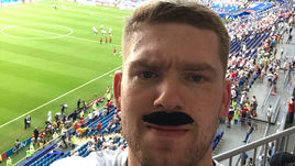 Понедельник. Самара. Уругвай - Россия - 3:0. Нападающий "Вашингтона" Евгений КУЗНЕЦОВ на трибуне.