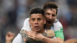 Вторник. Санкт-Петербург. Нигерия - Аргентина - 1:2. 86-я минута. Лионель МЕССИ (справа) и автор победного гола Маркос РОХО.