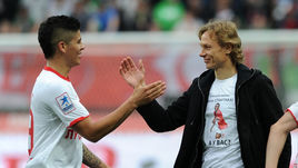 13 мая 2012 года. Москва. Валерий КАРПИН (справа) и Маркос РОХО празднуют победу над "Локомотивом" в последнем туре переходного чемпионата. Она принесла красно-белым серебро.