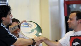 На этом снимке 2009 года обозреватель "СЭ" Игорь РАБИНЕР после товарищеского матча Россия - Аргентина в Москве вручает главного тренеру "альбиселесте" Диего МАРАДОНЕ блюдо с голубем мира и аргентинским флагом, расписанное московским художником-фарфористом Виктором Роповым.