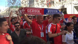"Крым - Россия! Косово - Сербия!" Сербские фанаты поют у Кремля