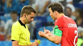 Среда. Нижний Новгород. Швейцария - Коста-Рика - 2:2. 37-я минута. Капитан сборной Швейцарии ШТЕФАН Лихтштайнер получает желтую карточку, из-за которой он пропустит встречу 1/8 финала.