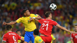 Среда. Москва. Сербия - Бразилия - 0:2. ТИАГУ СИЛВА (слева) и Неманья МАТИЧ: пятикратные чемпионы выиграли - и попали в более сложную половину сетки плей-офф.