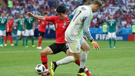 Среда. Казань. Корея - Германия - 2:0. ЧУ СЕ ДЖОН против Мануэля НОЙЕРА: выход вратаря в поле на финальный штурм привел ко второму голу в ворота чемпионов мира.