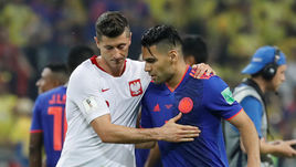 24 июня. Казань. Польша - Колумбия - 0:3. Лидеры команд Роберт ЛЕВАНДОВСКИ (слева) и Радамель ФАЛЬКАО.