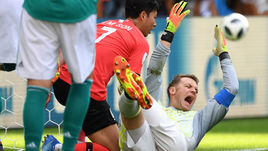 Среда. Казань. Корея - Германия - 0:2. Мануэль НОЙЕР (справа).