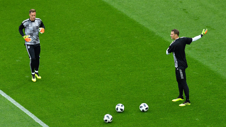 Мануэль НОЙЕР (справа) и Марк-Андре ТЕР ШТЕГЕН. Фото REUTERS Мануэль НОЙЕР (справа) и Марк-Андре ТЕР ШТЕГЕН. Фото REUTERS