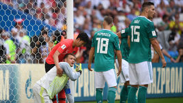 Среда. Казань. Корея - Германия - 0:2. Мануэль НОЙЕР (второй слева), Джошуа КИММИХ и Никлас ЗЮЛЕ покидают чемпионат мира.