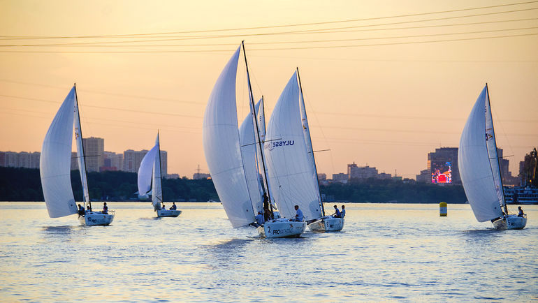 Еженедельная регата Wednesday Night Race в Москве на Водном стадионе. Еженедельная регата Wednesday Night Race в Москве на Водном стадионе.