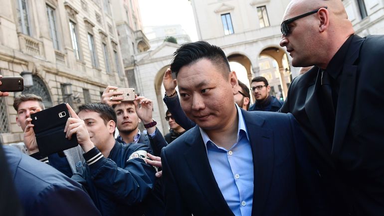 ЛИ ЮНХУН (в центре) ищет покупателей. Фото AFP ЛИ ЮНХУН (в центре) ищет покупателей. Фото AFP