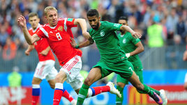 14 июня. Москва. Россия - Саудовская Аравия - 5:0. Юрий ГАЗИНСКИЙ (№8) и Салман АЛЬ-ФАРАДЖ.