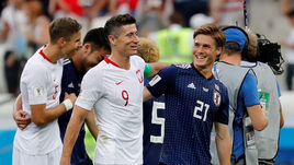 Сегодня. Волгоград. Япония – Польша – 0:1. Поляк Роберт ЛЕВАНДОВСКИ и японец Готоку САКАИ после матча.