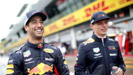 Четверг. Шпильберг. Пилоты "Ред Булла" Даниэль РИККЬЯРДО (слева) и Макс ФЕРСТАППЕН.