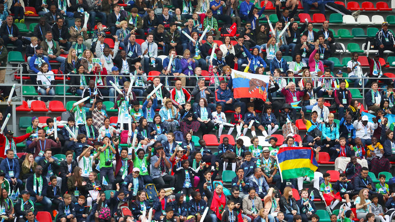 На трибунах сотни зрителей активно и громко поддерживали участников. Фото media.footballforfriendship.com На трибунах сотни зрителей активно и громко поддерживали участников. Фото media.footballforfriendship.com