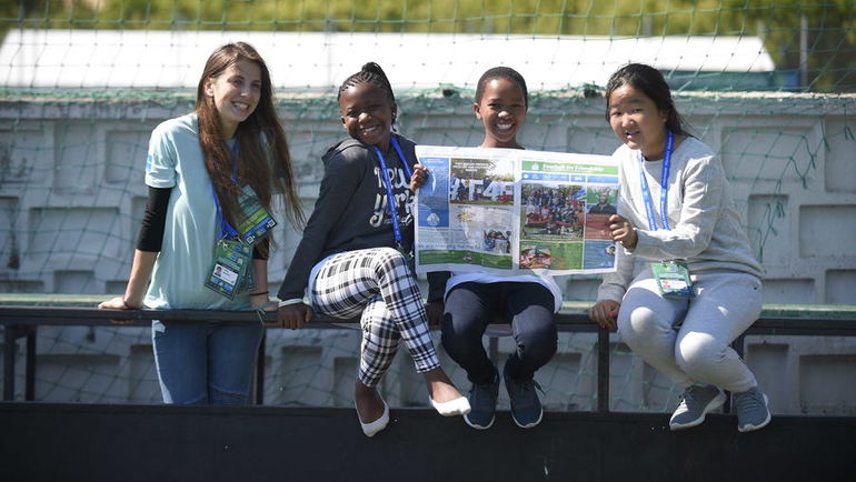 Юные журналисты Международного детского пресс-центра перенимали опыт у профессиональных журналистов ведущих спортивных СМИ России. Фото media.footballforfriendship.com Юные журналисты Международного детского пресс-центра перенимали опыт у профессиональных журналистов ведущих спортивных СМИ России. Фото media.footballforfriendship.com