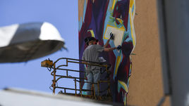 Сегодня. Казань. Граффити Лионеля Месси появляется на фасаде дома рядом с гостиницей, где расположилась сборная Аргентины перед игрой 1/8 финала против Франции.