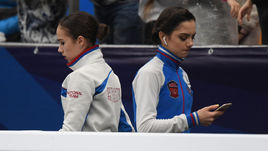 Евгения МЕДВЕДЕВА (справа) и Алина ЗАГИТОВА.