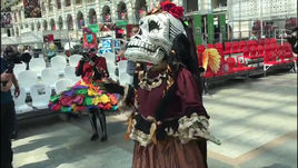 Мексиканцы репетируют День мертвых в Гостином дворе