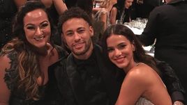 НЕЙМАР с матерью (слева) и невестой (справа).