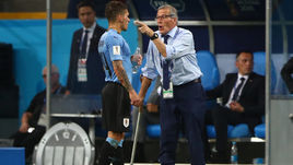 Суббота. Сочи. Уругвай - Португалия - 2:1. Оскар ТАБАРЕС (справа) дает указания Лукасу ТОРРЕЙРЕ.