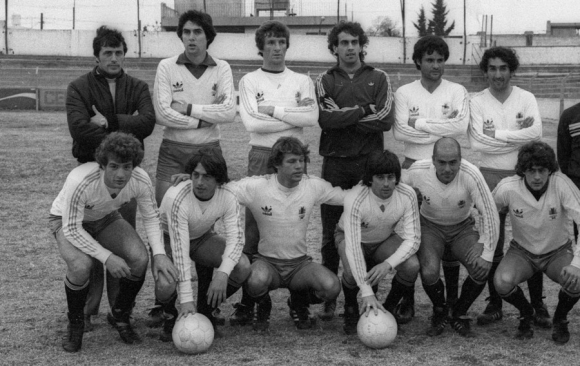 Оскар ТАБАРЕС (крайний слева в верхнем ряду). Оскар ТАБАРЕС (крайний слева в верхнем ряду).