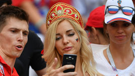 Сегодня. Москва. Лужники. Болельщики перед игрой России и Испании. Известная модель Наталья АНДРЕЕВА очень популярна у болельщиков.