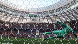 Воскресенье. Москва. "Лужники". Испания - Россия: пенальти Артема ДЗЮБЫ.