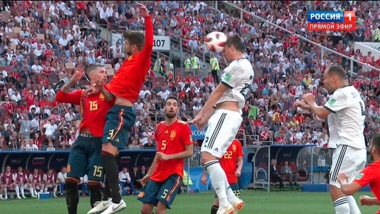 Испания - Россия: момент с назначением пенальти. Испания - Россия: момент с назначением пенальти.